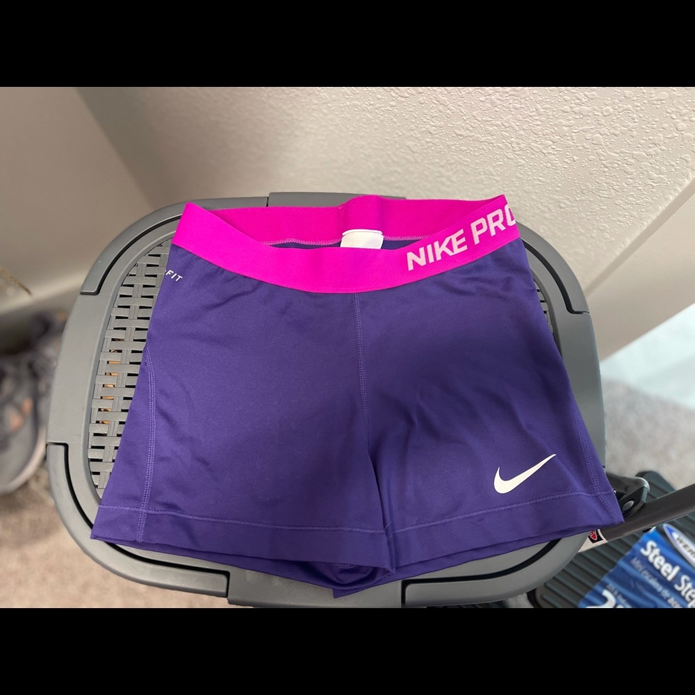 Gently used size medium Nike pro 3” short